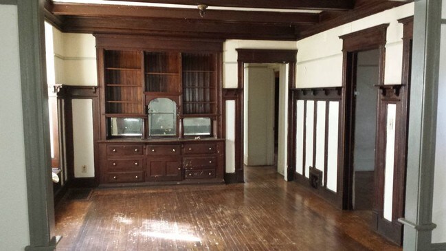Building Photo - 1943 N 36th Street - 3 Bedroom Upper