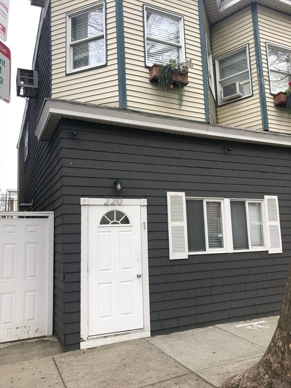 Building Photo - 220 Chelsea St