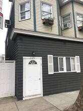 Building Photo - 220 Chelsea St