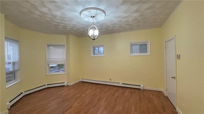 Foto del edificio - 460 Chalkstone Ave