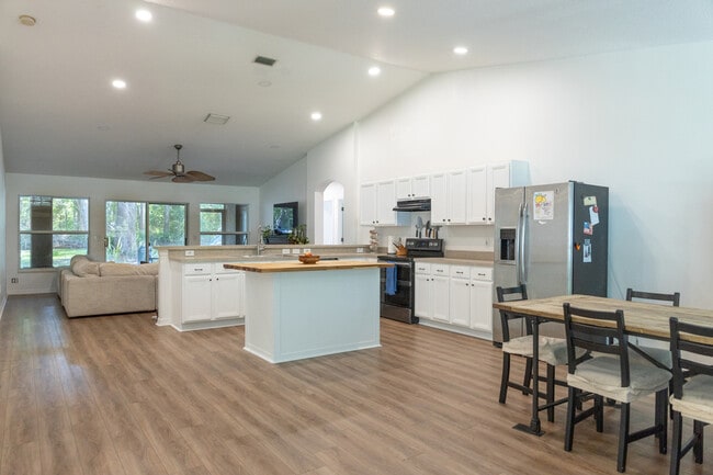 Photo - 1511 McCrea Dr House