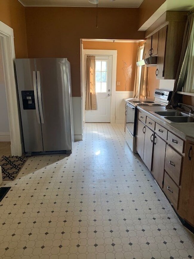 Building Photo - Large 3 bed 2 bath available now