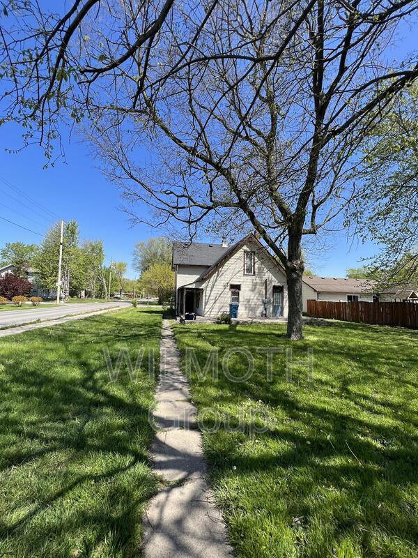 Building Photo - 133 N Muessing St