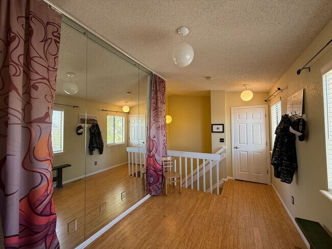 Foto del edificio - Charming 2-Bedroom Townhome Near North Tab...