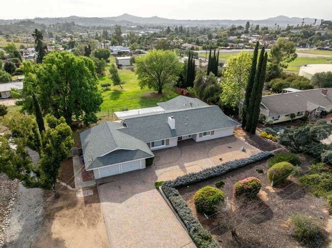 Building Photo - Spacious 4BR/3.5BA Single Family Estate!