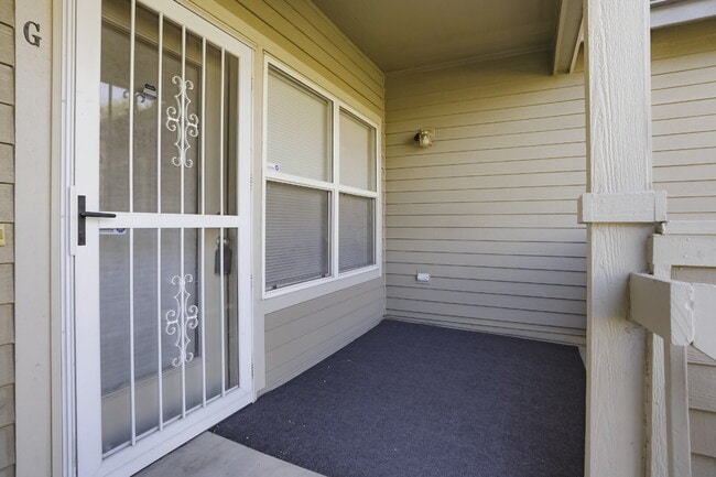 Building Photo - Large Two Bedroom Condo in Aurora