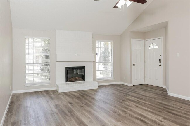 Foto del edificio - 4515 Tangle Creek Ln