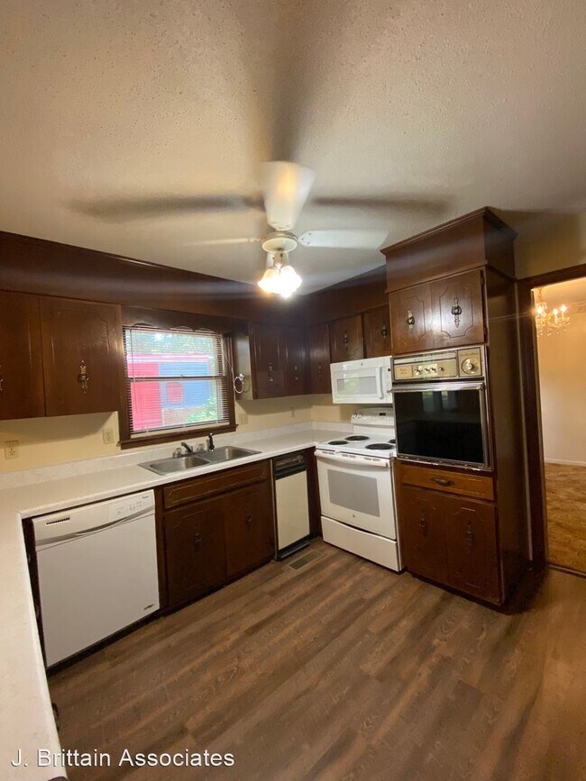 Foto del edificio - 5 br, 2.5 bath House - 1315 Canterbury Court