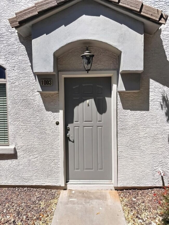 Building Photo - 4Bedroom/2.5Bath Townhome Ready for You!!
