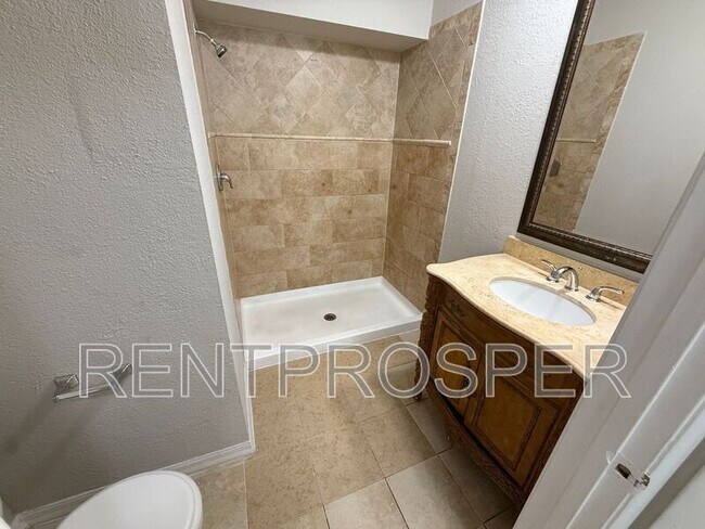 Building Photo - 4031 Versailles Dr