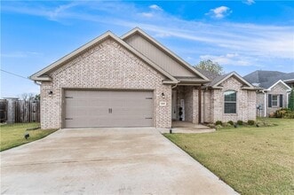 Building Photo - 1805 Woodhause Cir