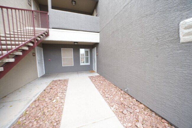 Building Photo - SHOWINGS AVAILABLE NOW