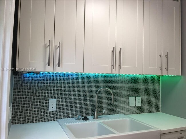 Foto del edificio - 661 SW 11th St