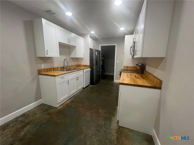 Building Photo - 661 W Austin St