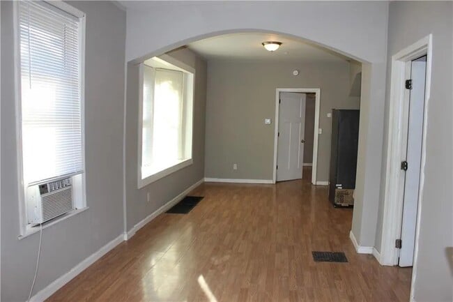 Building Photo - 302 N Oakley Ave