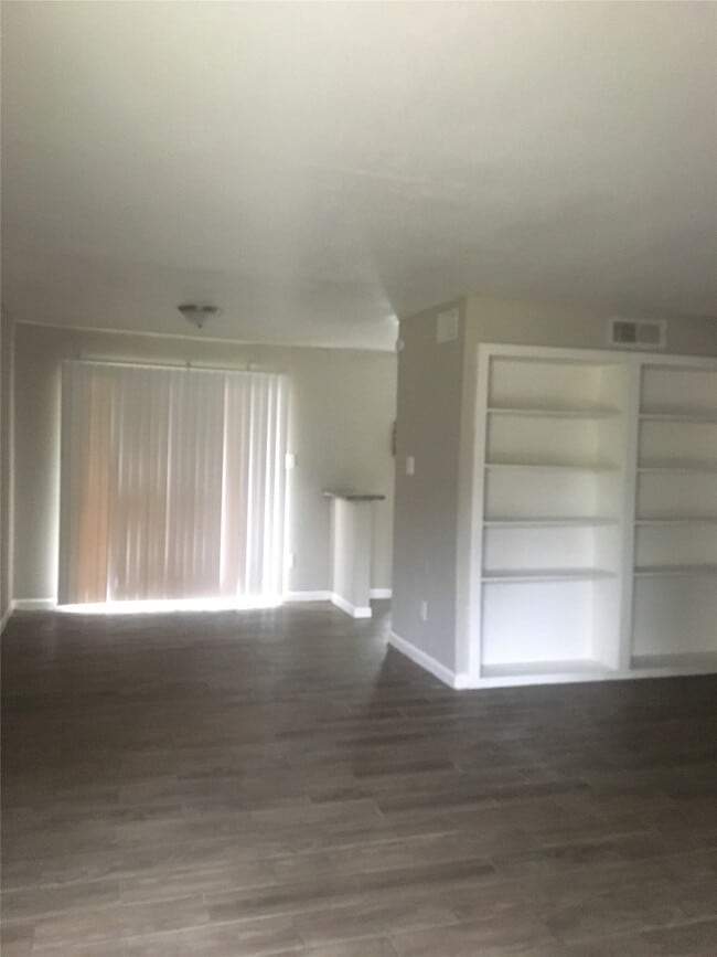 Building Photo - 5625 Antoine Dr