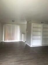 Building Photo - 5625 Antoine Dr