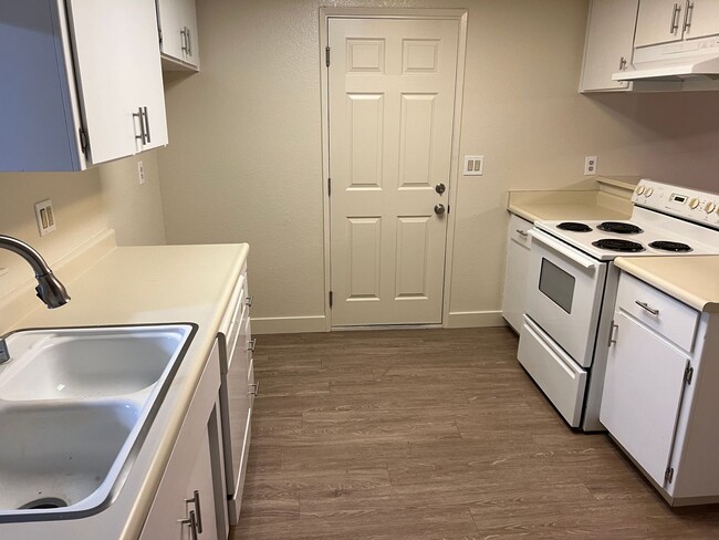 Building Photo - 2 Bedroom, 2 Bath, 1 Car Half-plex in the ...