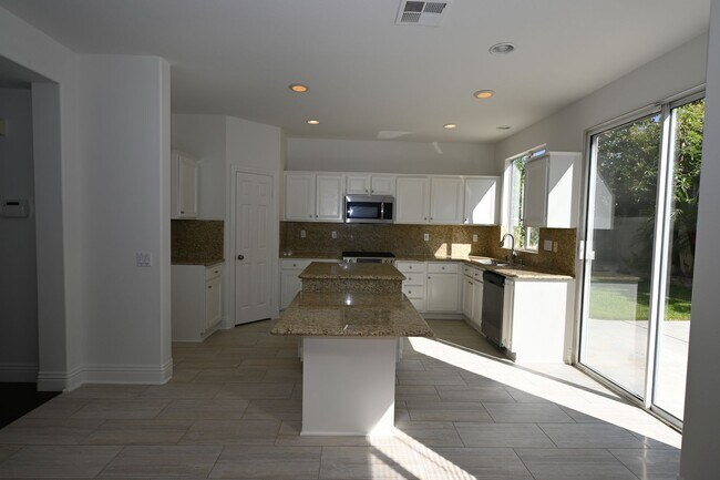 Building Photo - Stunning West Irvine 2 story 4 bedroom 2.5...