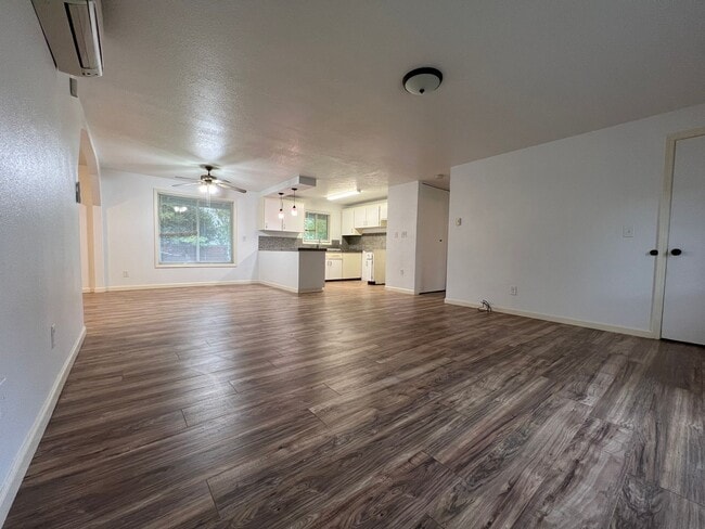 Foto del edificio - 3 bedroom 1.5 bath home with two car garag...