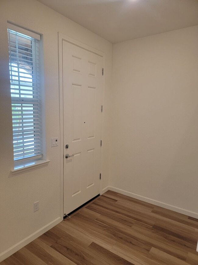 Building Photo - Beautiful 3 story home with 4 bedrooms 3.5...