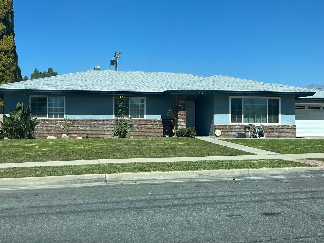 Primary Photo - Large 3 Bed. 2 Bath with Pool