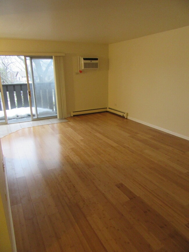 Building Photo - 135 Pickwick Dr