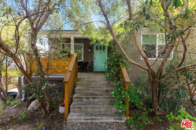 Foto del edificio - 6208 Hayes Ave