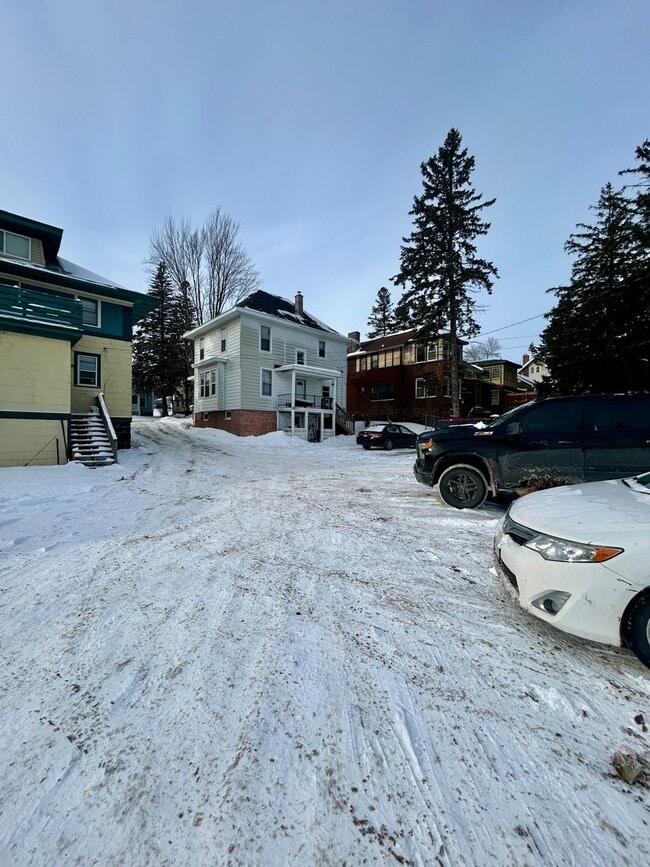 Building Photo - AVAILABLE JUNE - 6 BED 1.5 BATH Close to Campus!