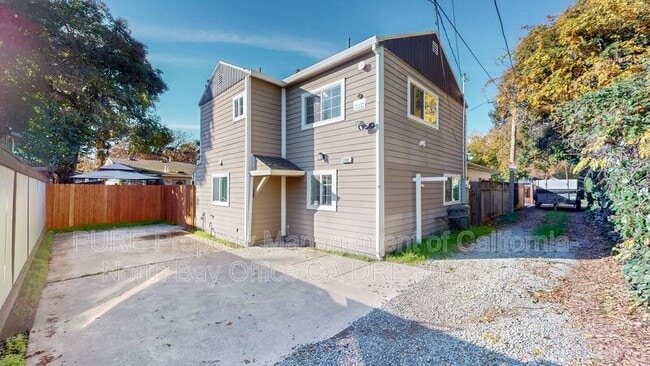 Building Photo - 220 Olive St