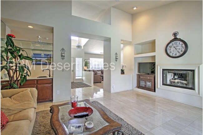 Building Photo - 3 Bedroom Pool Home in Whitehawk