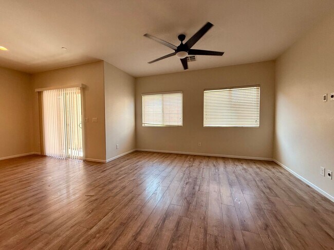 Foto del edificio - 3 BED 2.5 BATH 2 CAR GARAGE HOME w/ LOFT &...
