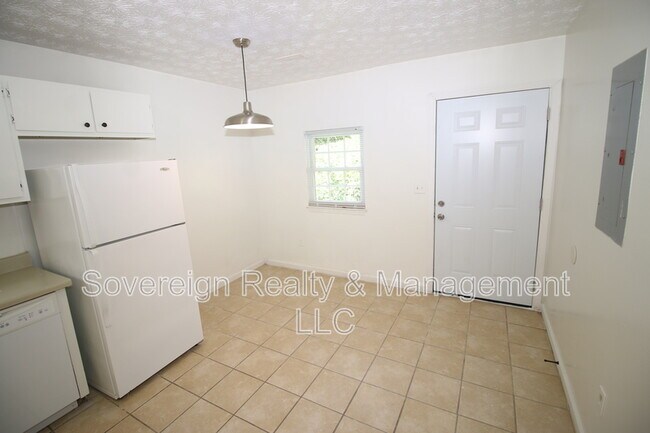 Foto del edificio - 8367 Warren Dr