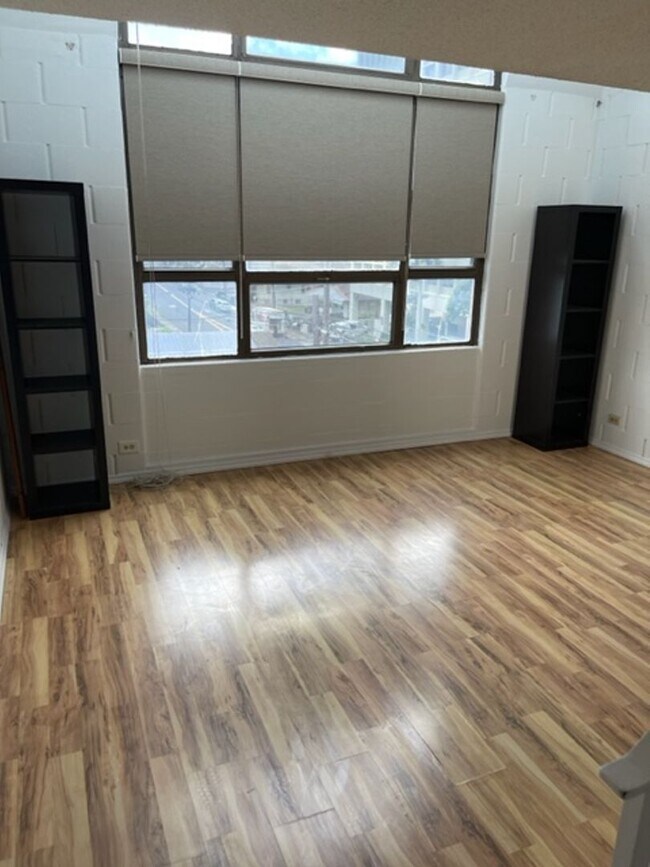 Foto del edificio - Move in Ready! Spacious 2/1 in town!