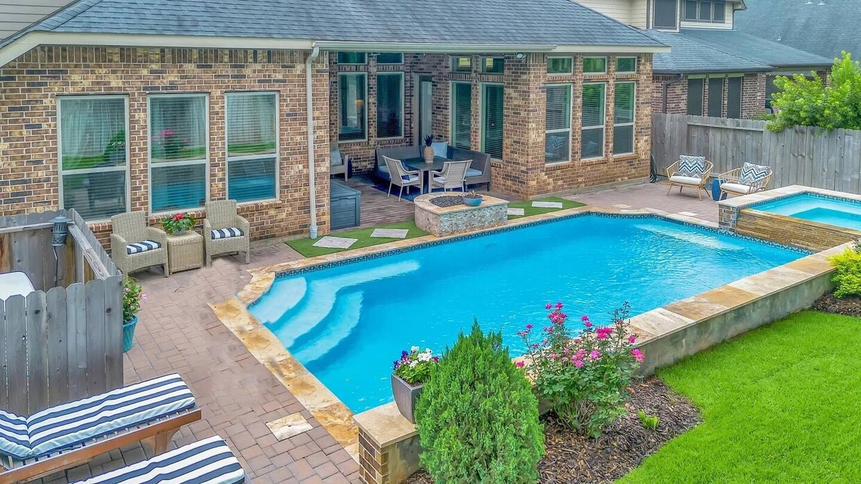 Beautiful Backyard Pool and Spa - 1027 Ginger Glade Ln