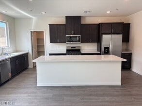 Building Photo - 561 Ruby Robin Ave