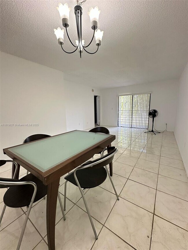 Foto del edificio - 861 NE 209th Terrace