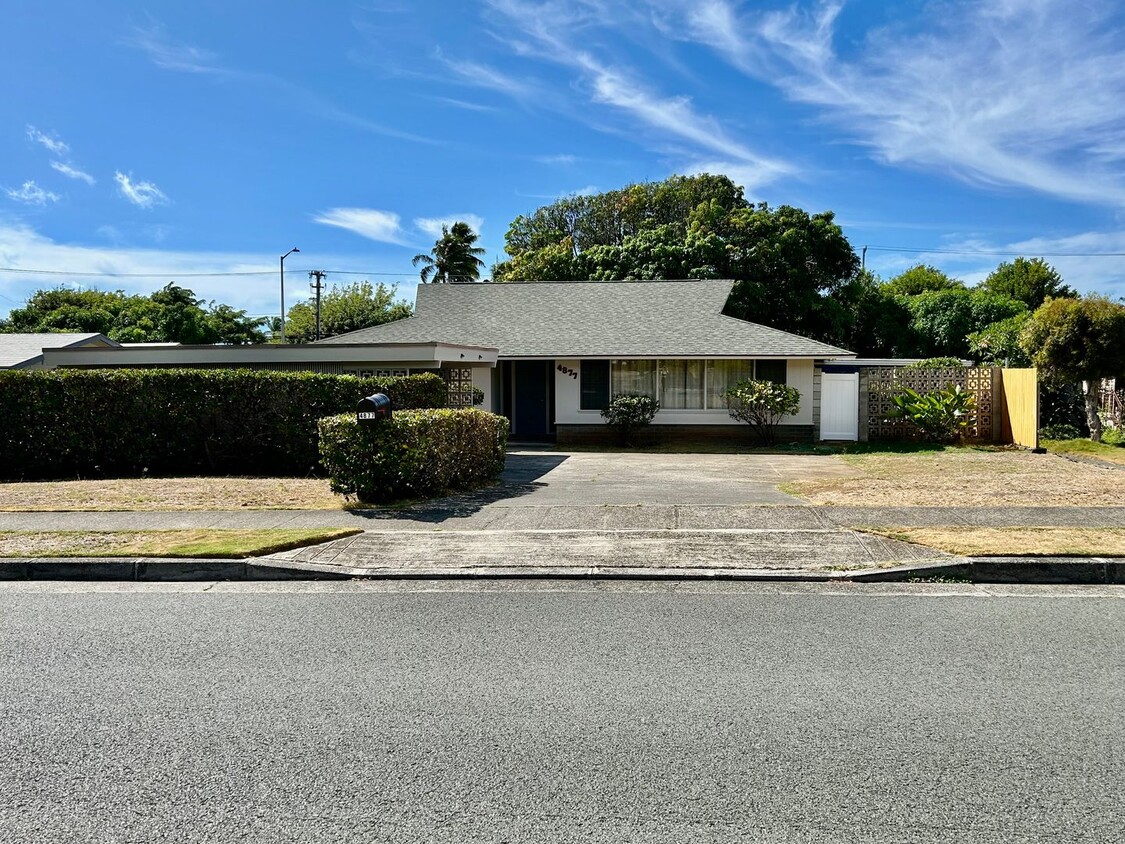 Foto principal - Lower Waialae Iki home w/3 Bdrm., 2 bath, ...