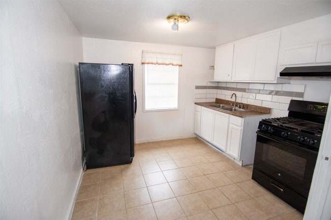 Building Photo - 2505 Deutser St