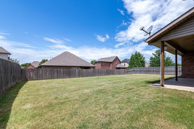 Building Photo - Wonderful Bentonville Home in Quiet Neighborhood