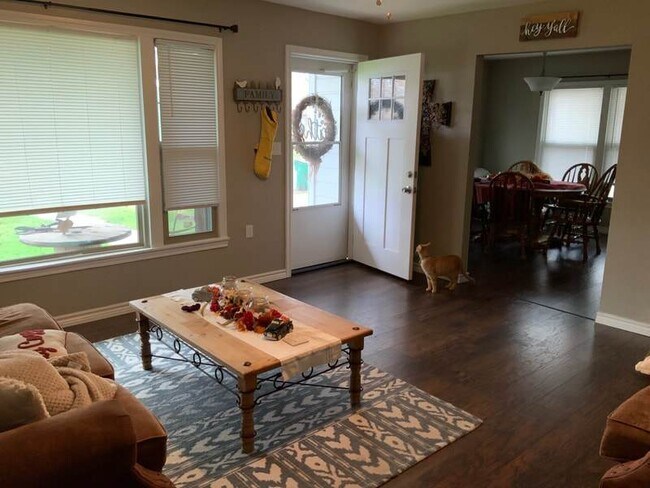 Building Photo - 3 bedroom 1 bath super cute!