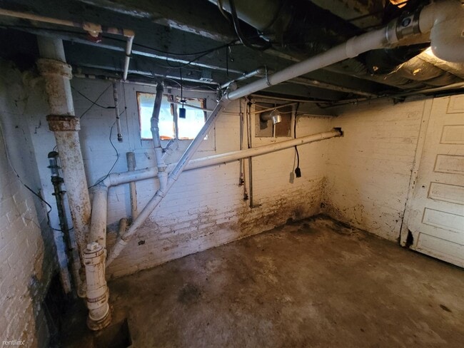 Building Photo - 4 br, 2 bath House - 1445 Division St