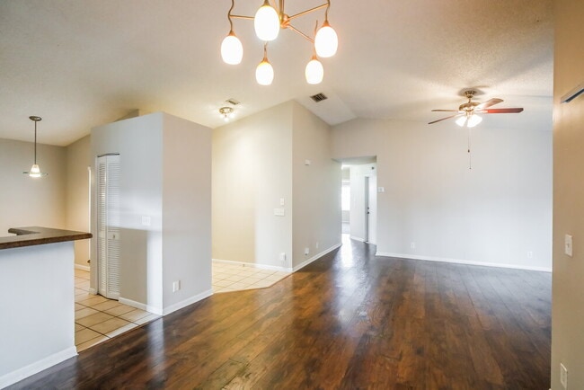 Foto del edificio - 333 W Riverbend Dr