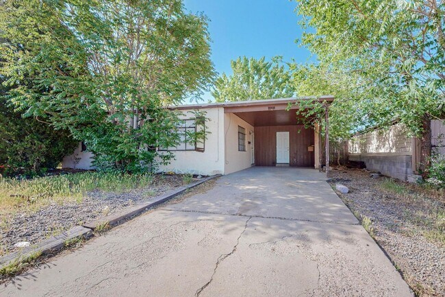 Building Photo - Near NE 3/BD 2/BA 1/CP 1492/sf