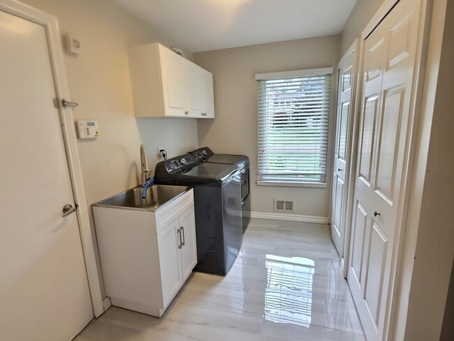 Building Photo - 28618 Balmoral Way