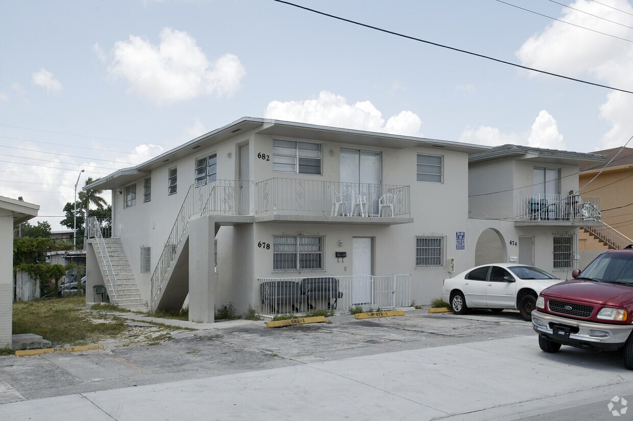 Building Photo - 678-682 Park Dr