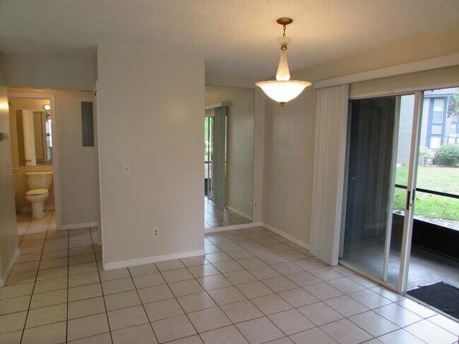 Building Photo - 2 BEDROOMS W/2 FULL BATHS, 1st FLOOR UNIT ...