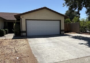 Building Photo - 3611 Forest Glenn Dr