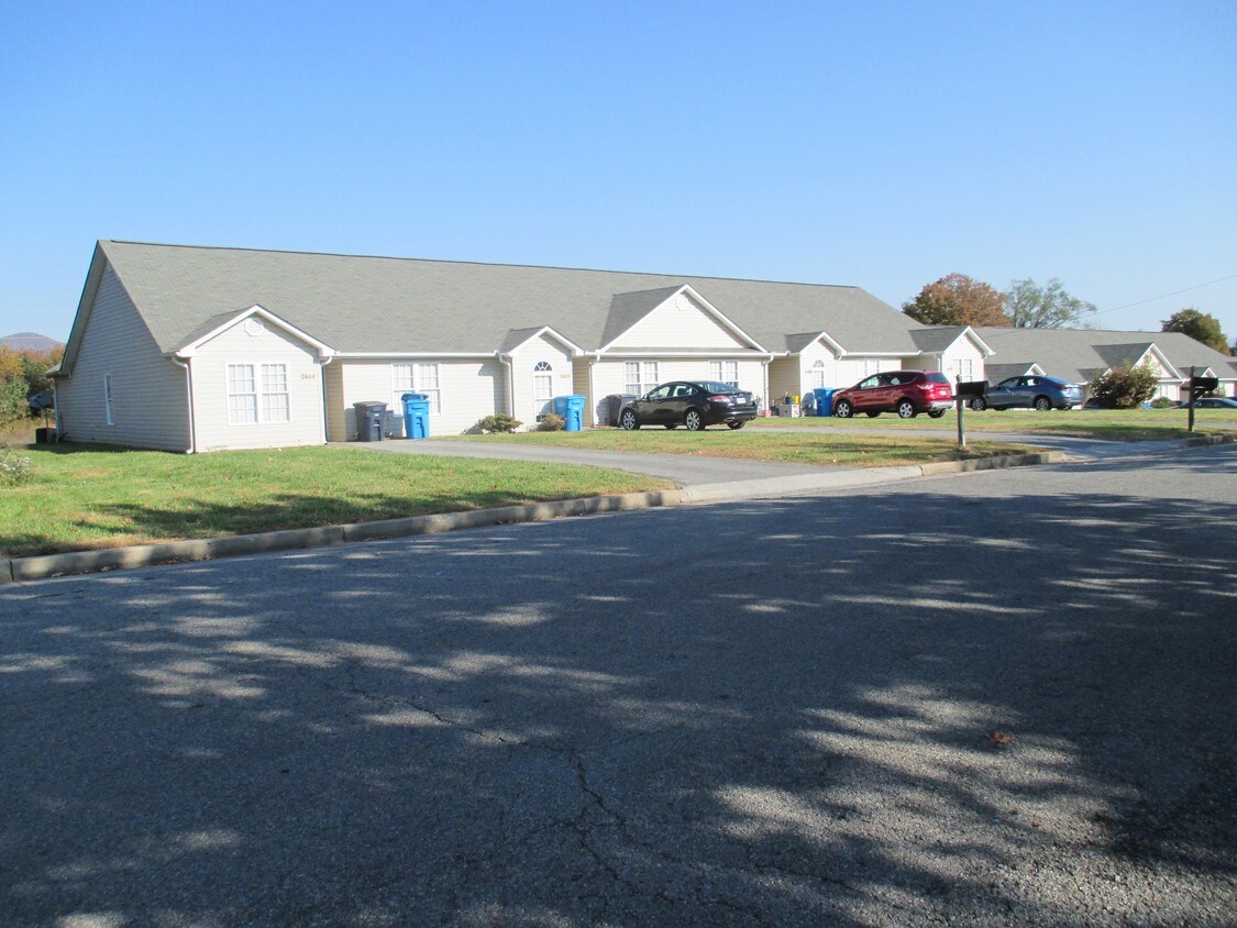 Primary Photo - 2478-2484 Tuckawana Cir NW