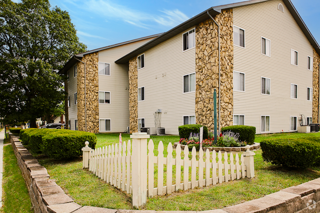 Building Photo - Cherry Plaza Apartments